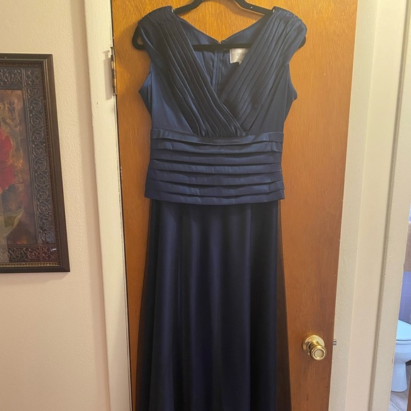 David’s Bridal Navy Blue Holiday Evening Gown - Picture 8 of 11
